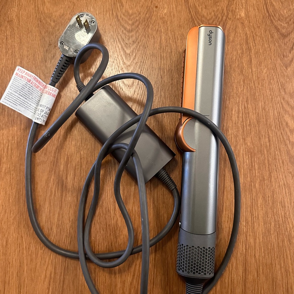 Dyson airstrait
Used gently for 6 months. 
In excellent condition